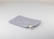 Aluminijumska DoyPack vrećica za tečnost od 500ml sa belim sigurnosnim zatvaračem sa strane – 50 kom Aluminijumska DoyPack vrećica za tečnost od 500ml sa belim sigurnosnim zatvaračem sa strane – 50 kom