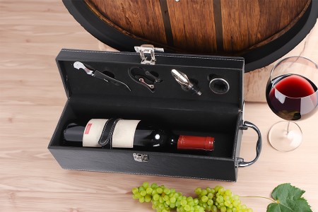 Luksuzna futrola za vinsku flašu sa dodacima i kožnom presvlakom u crnoj boji-grupa_slika