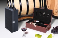 Luksuzna futrola za dve vinske flaše sa dodacima i kožnom presvlakom u crnoj ili braon boji