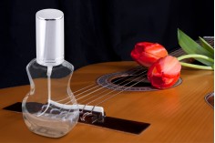 Staklena bočica 10mL za parfeme u obliku gitare, sa sprejom i zatvaračem u više boja