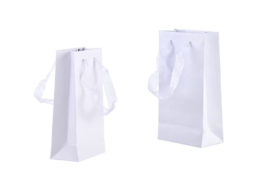 Papirna plastificirana kesa 110x60x200mm sa ručkicama od tila širine 2cm, više boja - 20 kom Papirna plastificirana kesa 110x60x200mm sa ručkicama od tila širine 2cm, više boja - 20 kom