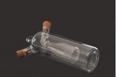 Staklena dupla flaša zajedno sa 2 plutana zatvarača i kukicom da bi se okačila. Ručne izrade od duvanog stakla 