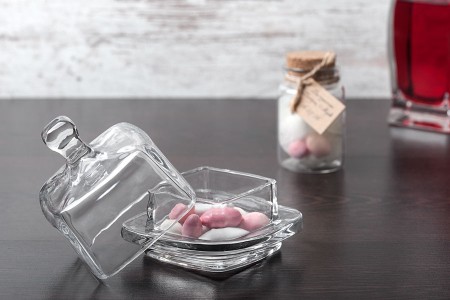 Ukrasna staklena kockasta posuda sa staklenim poklopcem-grupa_slika