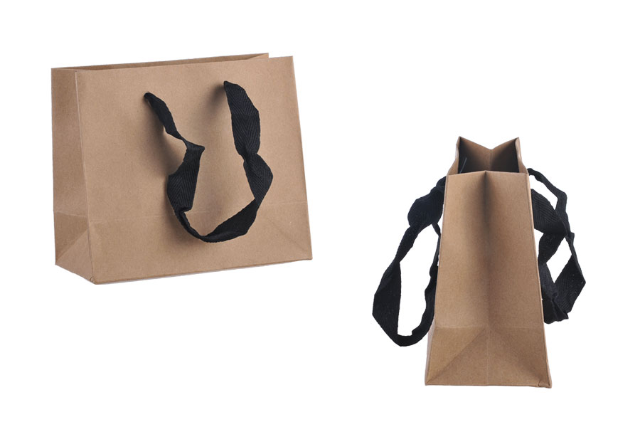 Papirna kraft ekološka kesa 160x80x140mm, sa crnom keper riblja kost trakom širine 20mm - 20 kom Papirna kraft ekološka kesa 160x80x140mm, sa crnom keper riblja kost trakom širine 20mm - 20 kom
