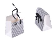 Papirno poklon-pakovanje 105x67x105mm, sa crnom gro mašnom 10mm - 20 kom Papirno poklon-pakovanje 105x67x105mm, sa crnom gro mašnom 10mm - 20 kom