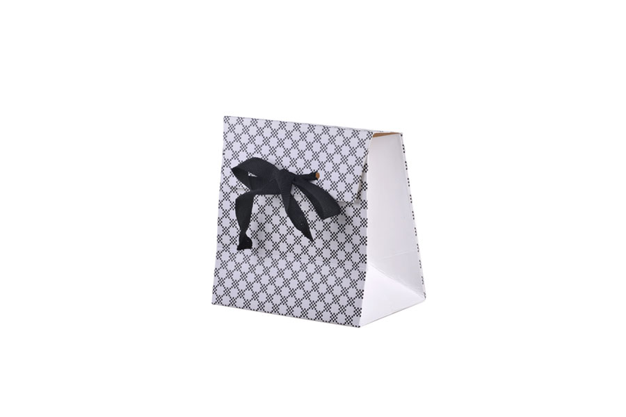 Papirno poklon-pakovanje 105x67x105mm, sa crnom gro mašnom 10mm - 20 kom Papirno poklon-pakovanje 105x67x105mm, sa crnom gro mašnom 10mm - 20 kom
