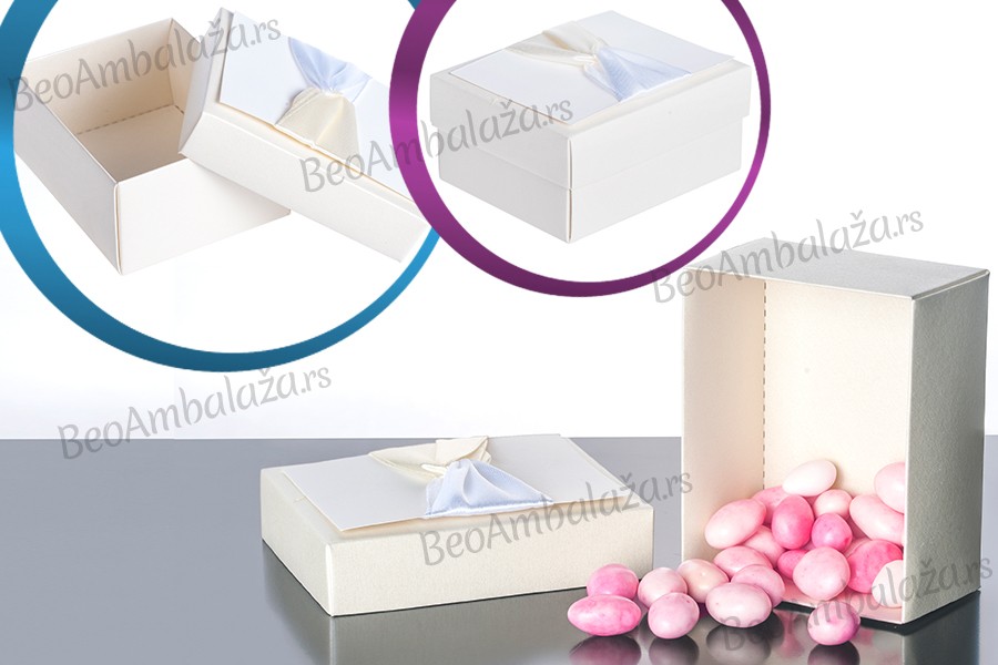 Kartonska bela kutija sa bež i belom satenskom mašnom