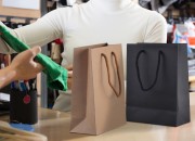 Papirna poklon kraft ili crna kesa 150x75x200mm sa pamučnom ručkom - 12 kom