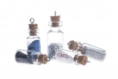 Mala, staklena flašica sa pampurnim zapušačem i kukicom za kačenje ili za dekoraciju 16x42  mm