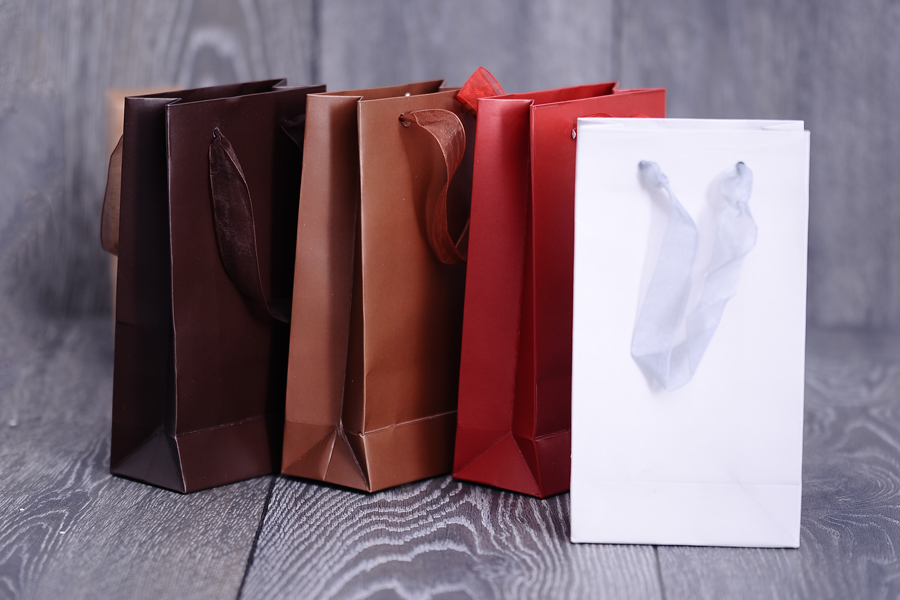 Papirna plastificirana kesa 110x60x200mm sa ručkicama od tila širine 2cm, više boja - 20 kom Papirna plastificirana kesa 110x60x200mm sa ručkicama od tila širine 2cm, više boja - 20 kom