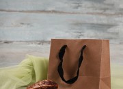 Papirna kraft ekološka kesa 160x80x140mm, sa crnom keper riblja kost trakom širine 20mm - 20 kom Papirna kraft ekološka kesa 160x80x140mm, sa crnom keper riblja kost trakom širine 20mm - 20 kom