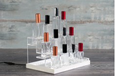 Stalak od plexiglassa osvetljen sa LED trakom za flašice za parfeme i flašice raznih oblika, osnova je bela ili crna – za 12 bočica