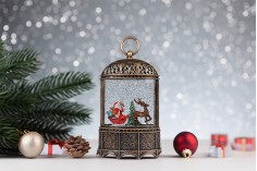 Dekorativni fenjer sa Božićnom scenom, svetlom i muzikom