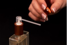 Plastična igla za dekantovanje parfema