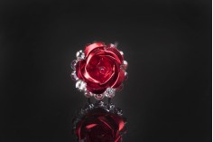 Dekorativna metalna ukosnica sa kamenčićima, u obliku ruže (širina 18 mm) - 20 kom