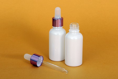 Staklena biserno bela bočica za etarska ulja 30mL, sa grlom PP18 - bez zatvarača-3