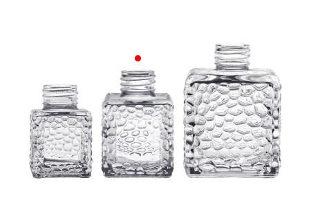 Staklena četvrtasta bočica 100mL (PP 28) sa reljefom, za osveživač prostora-3