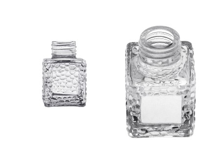 Staklena četvrtasta bočica 50mL (PP 28) sa reljefom, za osveživač prostora-1