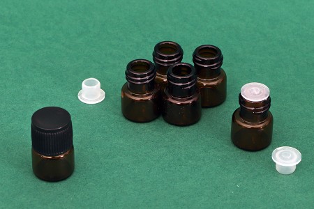 Mini staklena karamel bočica 1mL sa crnim zatvaračem i plastičnim čepom - 25 kom-grupa_slika