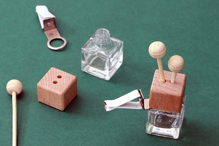 Staklena bočica 7ml za osveživač automobila, sa drvenim zatvaračem, unutrašnjim čepom i štapićima- 25kom-grupa_slika