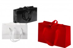 Plastificirana papirna kesa 250x80x150mm sa drškom i mašnom za vezivanje, više boja - 20 kom