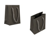 Papirna siva poklon kesica 110x60x140mm sa pertlom - 20 kom Papirna siva poklon kesica 110x60x140mm sa pertlom - 20 kom
