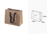 Papirna kraft ekološka kesa 160x80x140mm, sa crnom keper riblja kost trakom širine 20mm - 20 kom Papirna kraft ekološka kesa 160x80x140mm, sa crnom keper riblja kost trakom širine 20mm - 20 kom