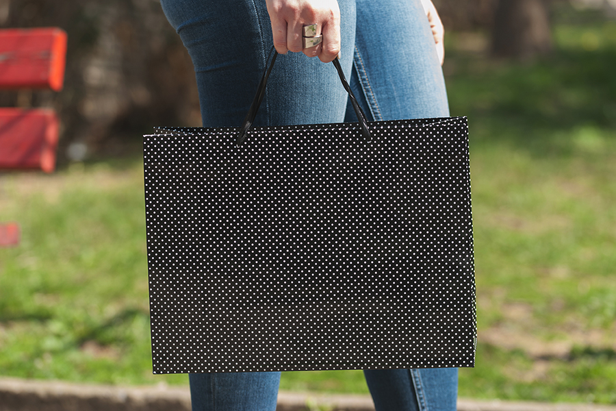 Papirna crna kesa za poklon sa belim tačkicama 370x130x280mm - 12 kom