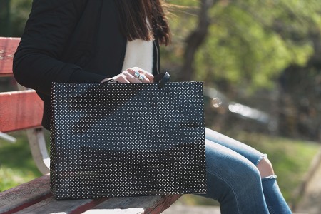 Papirna crna kesa za poklon sa belim tačkicama 370x130x280mm - 12 kom-grupa_slika