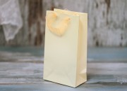 Papirna plastificirana kesa 110x60x200mm sa ručkicama od tila širine 2cm, više boja - 20 kom Papirna plastificirana kesa 110x60x200mm sa ručkicama od tila širine 2cm, više boja - 20 kom