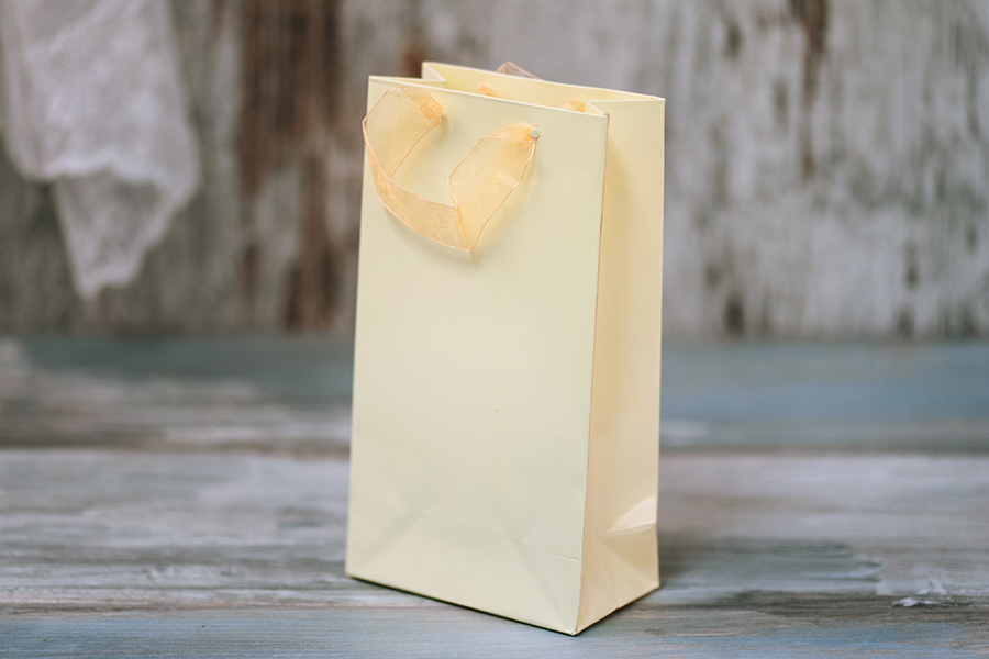 Papirna plastificirana kesa 110x60x200mm sa ručkicama od tila širine 2cm, više boja - 20 kom Papirna plastificirana kesa 110x60x200mm sa ručkicama od tila širine 2cm, više boja - 20 kom