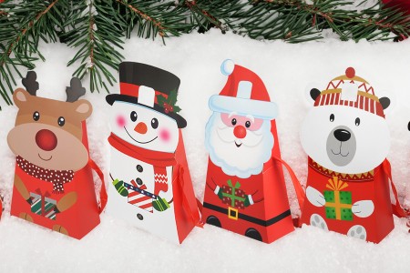 Božićna kartonska poklon kesica 150x80x215 mm sa trakom za ručku - 12 kom-grupa_slika