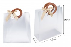 Plastična poluprovidna poklon torbica 240x100x265 mm sa mašnom i kožnim ručkama - 12 kom