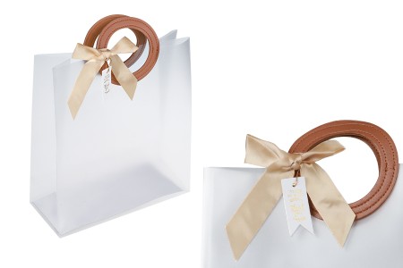 Plastična poluprovidna poklon torbica 240x100x265 mm sa mašnom i ručkama sa teksturom kože - 12 kom-slika_proizvoda