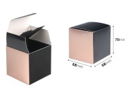 Kartonska kutija 68x68x70 mm u mat crnoj - roze zlatnoj boji sa unutrašnjim kartonskim uloškom - 20 kom Kartonska kutija 68x68x70 mm u mat crnoj - roze zlatnoj boji sa unutrašnjim kartonskim uloškom - 20 kom
