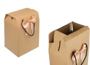 Papirna kraft poklon kutija - torbica 185x145x275 mm sa mašnom i ručkom - 12 kom Papirna kraft poklon kutija - torbica 185x145x275 mm sa mašnom i ručkom - 12 kom