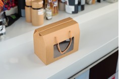 Papirna poklon kutija - koferče 150x90x115 mm sa ručkama i prozorom - 12 komada