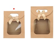 Papirna kraft poklon torbica 120x60x150 mm sa zatvaranjem na čičak, prozorom i mašnom - 12 kom Papirna kraft poklon torbica 120x60x150 mm sa zatvaranjem na čičak, prozorom i mašnom - 12 kom