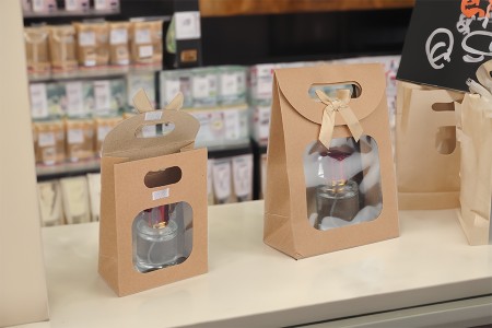 Papirna kraft poklon torbica 140x75x200 mm sa zatvaranjem na čičak, prozorom i mašnom - 12 kom-grupa_slika