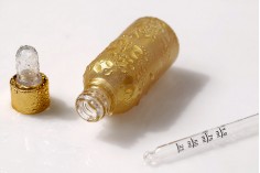 Staklena bočica 30mL za etarska ulja u zlatnoj boji, sa grlom PP18