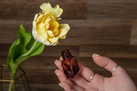 Staklena smeđa bočica 8mL sa crnim plastičnim zatvaračem i čepom-grupa_slika