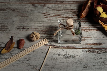 Staklena četvrtasta flašica od 70mL-grupa_slika