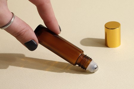 Staklena braon roll-on bočica (sa metalnom kuglicom) 10mL sa zatvaračem u dve boje - 6 kom-grupa_slika