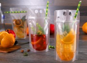 Providna DoyPack kesica sa zip zatvaranjem od 350ml, sa otvorima za prste i rupicama za slamčicu – 50 kom Providna DoyPack kesica sa zip zatvaranjem od 350ml, sa otvorima za prste i rupicama za slamčicu – 50 kom