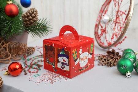 Božićna kartonska poklon kutija 95x95x80 mm kockastog oblika sa drškom  - 10 kom-grupa_slika