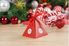 Božićna kartonska poklon kutija 80x80x92 mm u obliku piramide, sa ukrasnom trakom i karticom - 10 kom