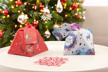 Božićna kartonska poklon kutija 80x80x60 mm sa ukrasnom trakom i karticom - 10 kom-grupa_slika