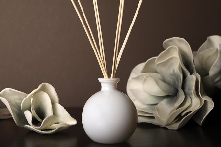 Staklena bočica 250 mL bele boje i sfernog oblika za osveživač prostora-grupa_slika