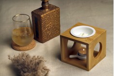 Drveni osveživač prostora sa keramičkim posudama za aromatične voskove i ulja