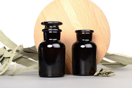 Farmaceutska staklena flašica 60mL, smeđe boje sa staklenim zatvaračem-dimenzije_slike